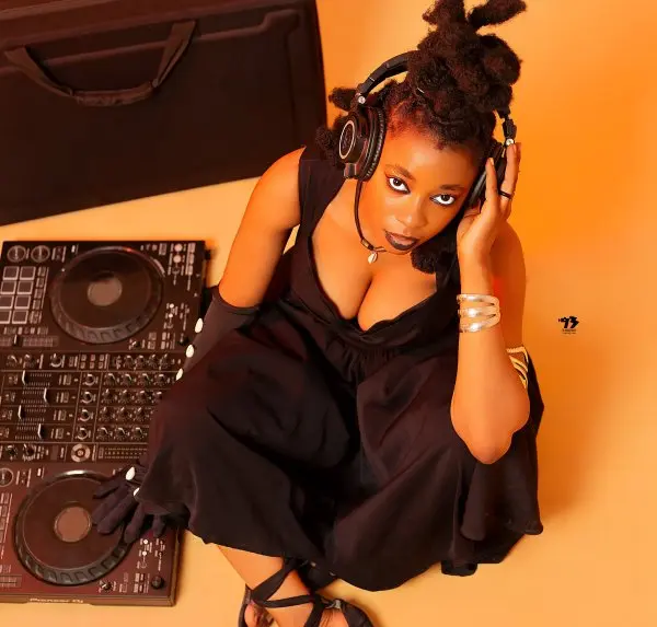 Musique : Adji Kabré alias « DJ Otemptic », celle qui casse les codes derrière les platines
