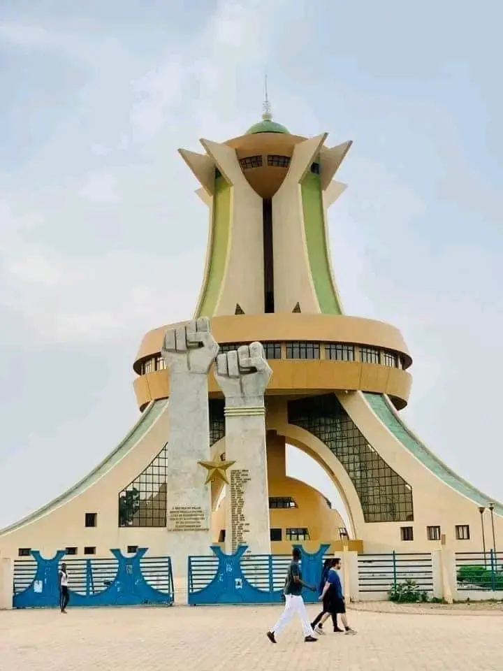 Monument aux Héros Nationaux, symbole patriotique, mémoire collective, hommage solennel burkinabè