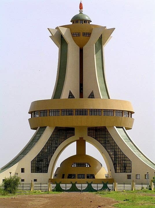 Monument aux Héros Nationaux, symbole patriotique, mémoire collective, hommage solennel burkinabè