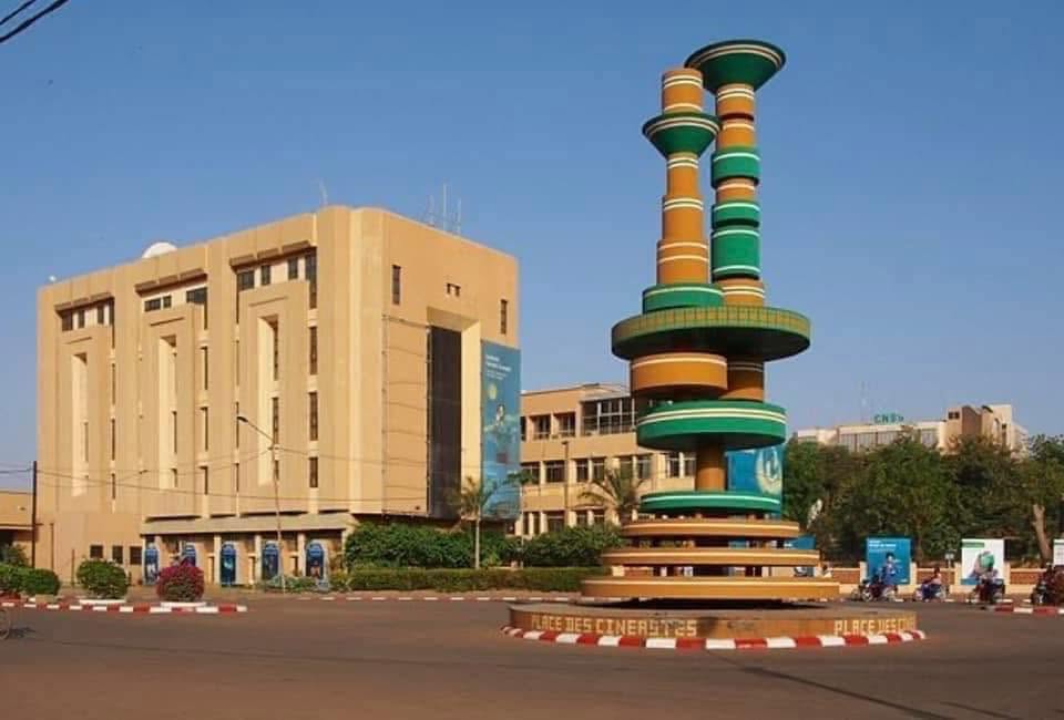 Le monument de la Place des Cinéastes représente un élément du patrimoine culturel du Burkina Faso et un symbole du cinéma africain.