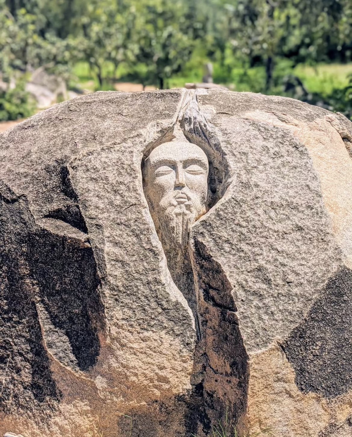 Les Sculptures sur granite de Laongo
