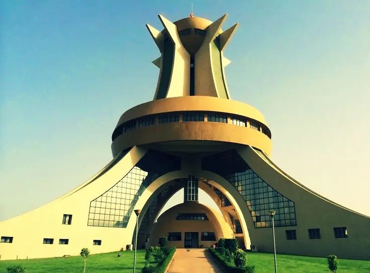Monument aux Héros Nationaux, symbole patriotique, mémoire collective, hommage solennel burkinabè